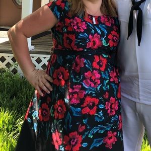 Cute maternity dress.